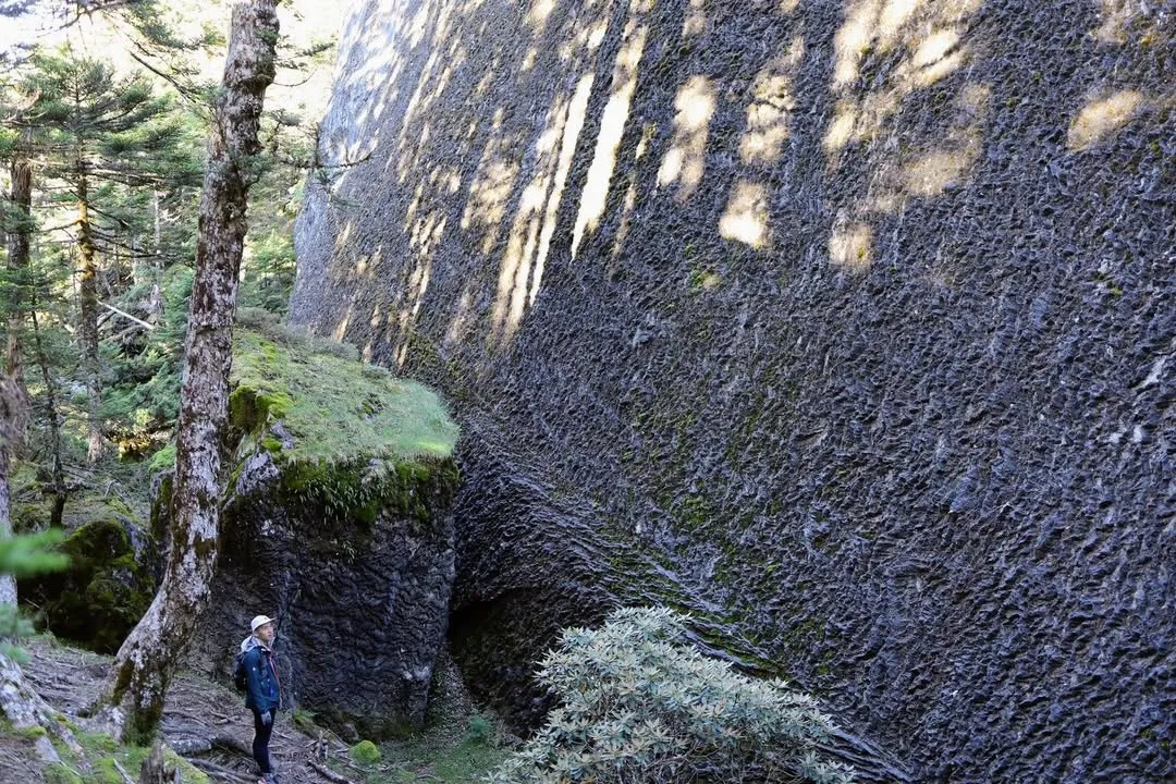 走在 3000 公尺以上的高山，身旁出現波浪的痕跡。